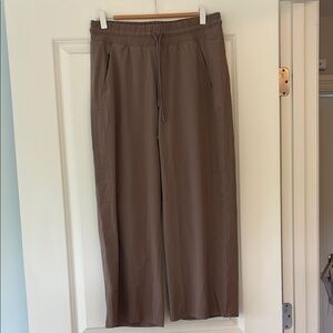 Athleta Brown Lightweight Travel Capri Pants, size 8, excellent condition